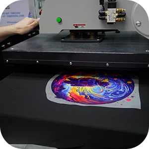 Prensa de calor transfiriendo un vivo diseño de remolino cósmico sobre la tela, impresión UV DTF profesional para ropa personalizada de alta calidad y decoración textil creativa.