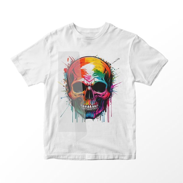 Camiseta blanca personalizada con un gran transfer DTF vibrante de una calavera artística a todo color con efectos de pintura escurrida.
