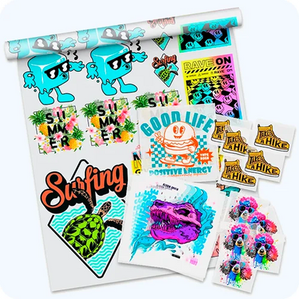 Gang sheet DTF con múltiples diseños coloridos, sin pedido mínimo, mostrando gráficos personalizados vibrantes para stickers, ropa e impresión creativa.