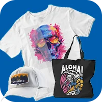 Camiseta blanca personalizada, gorra gris y bolsa tote negra con gráficos vibrantes de calavera y surf, mostrando impresión profesional de transfers DTF sobre varios textiles.