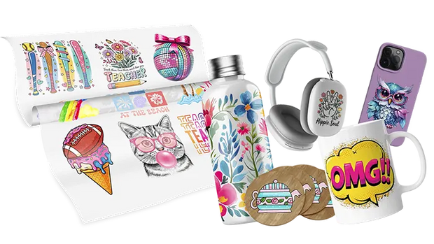 Muestra vibrante de productos con stickers UV DTF aplicados en varias superficies: una botella de agua con flores, audífonos, una taza y fundas de celular junto a una hoja de transfers de alta calidad.