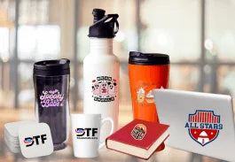 Stickers UV DTF aplicados en un vaso y una botella, sin calor