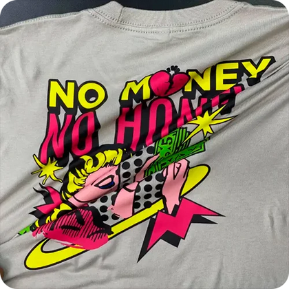 Camiseta con impresión DTF estirada para mostrar su durabilidad